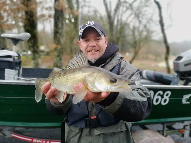 Pêche-carnassiers-bateau-Cantal