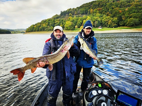 Pêche-carnassiers-bateau-leurres-cantal