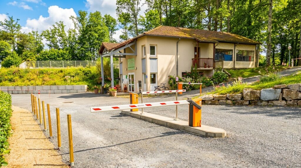 CAMPING-RIVES DU LAC-CANTAL