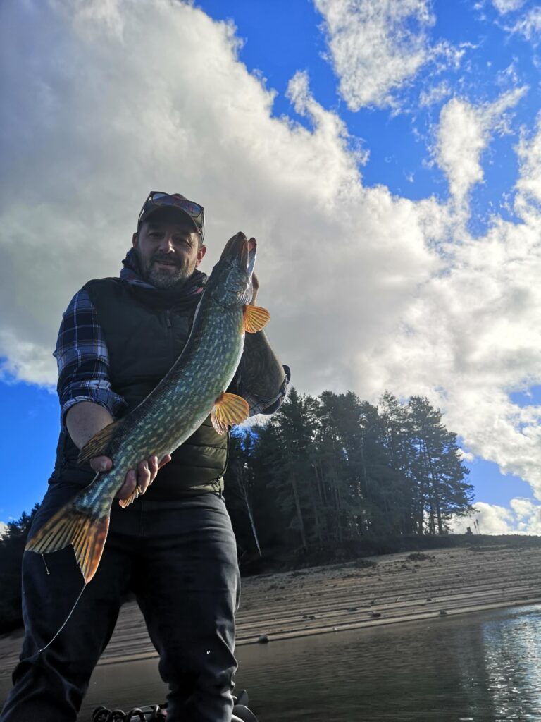 Brochet-Bateau-Cantalès-Cantal