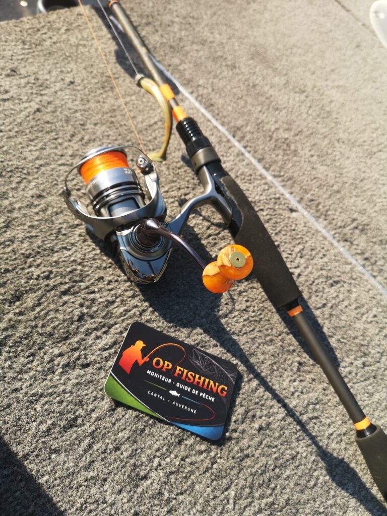 Canne à pêche spinning personnalisée OP Fishing avec moulinet et poignée en rodbuilding dans le Cantal