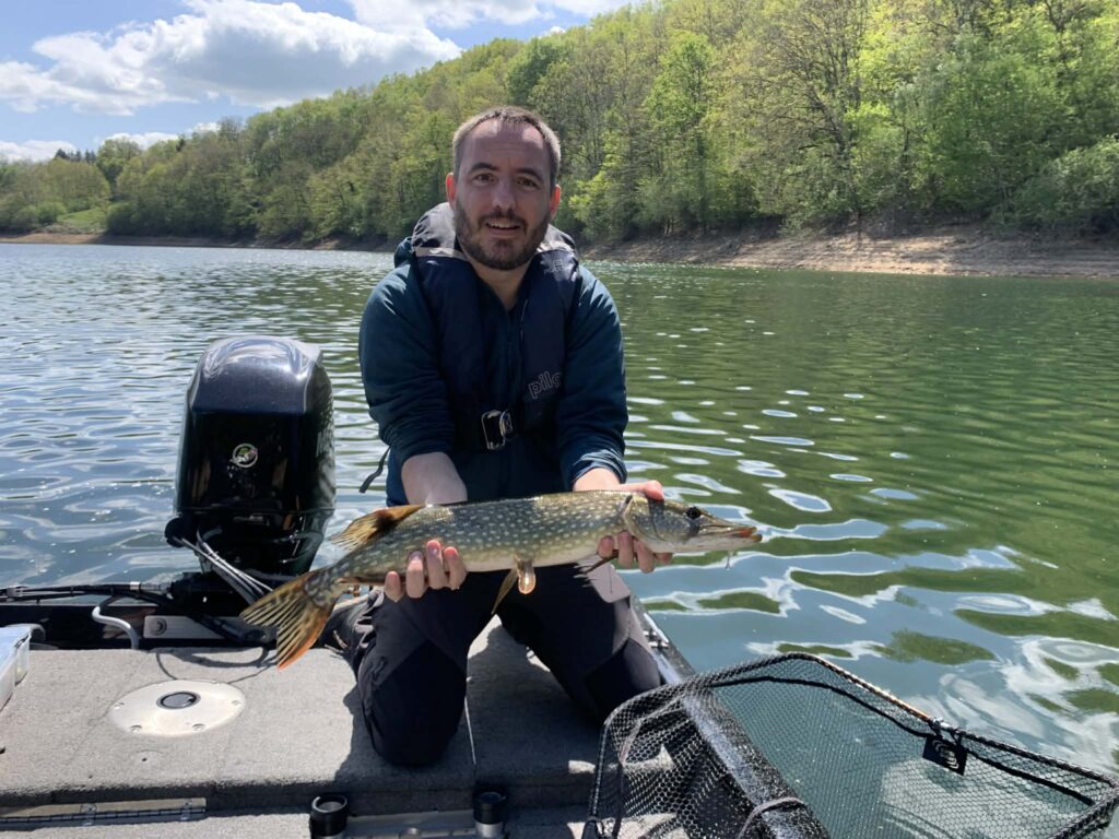Pêche du brochet en bateau sur un lac du Cantal avec OP Fishing